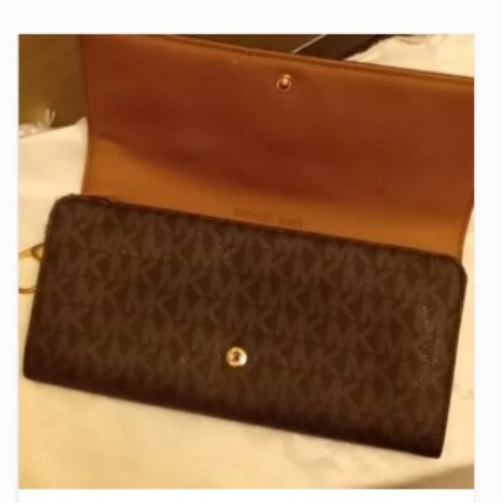 Michael Kors Large Logo Continental Wallet - Picture 5 of 5